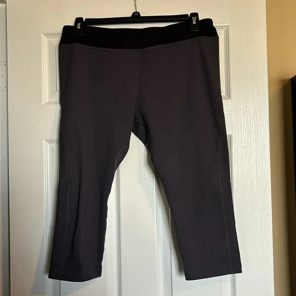 L.L. Bean women’s gray and black capri leggings size large - Picture 1 of 8